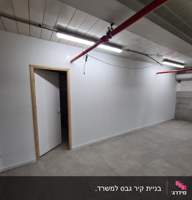 בניית קיר גבס למשרד.